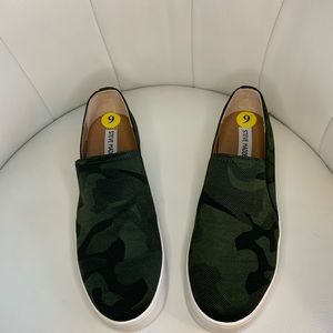 NWT CAMO STEVE MADDEN SLIP ONS